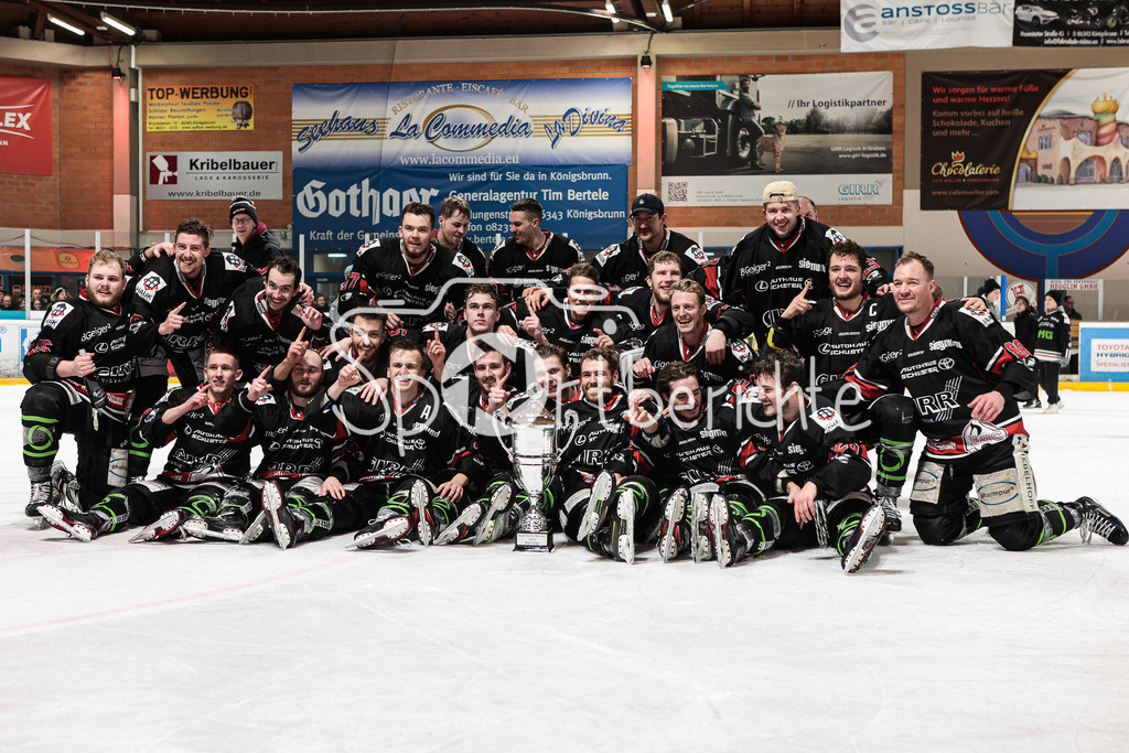EHC Königsbrunn - TEV Miesbach | Grenzenloer Jubel beim EHC Koenigsbrunn nach dem Gewinn der Bayerliga Meisterschaft im Spiel 3 der Playoffserie gegen den TEV Miesbach / Jubel / Freude / Siegerfoto