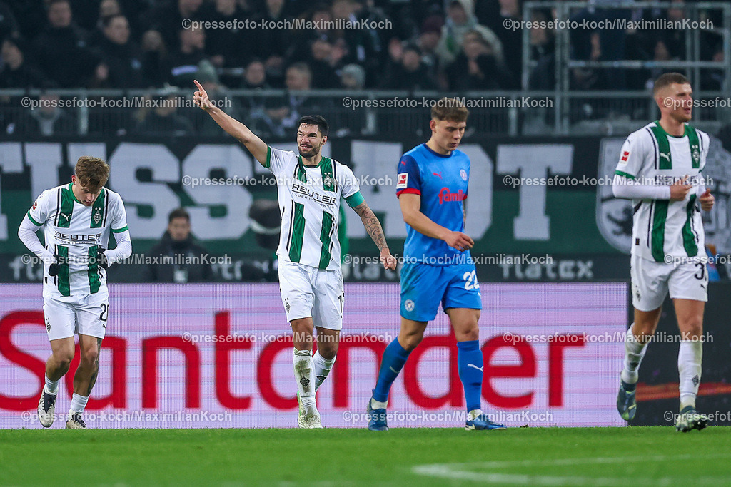 BMG14122401107 | 14.12.2024, Fußball, Borussia Mönchengladbach - Holstein Kiel, 1. Fußball Bundesliga, Borussia-Park, Saison 2024 2025: Zu Früh Gefreut - Tim Kleindienst (Mönchengl. #11) jubelnd nach dem AbseitstorDFB regulations prohibit any use of photographs as image sequences and or quasi-video.