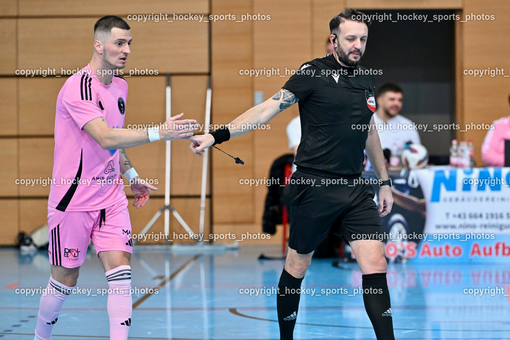 Carinthia Flamengo Futsal Club vs. FC Ljuti Krajisnici | #24 Zoran Vukovic Carinthia Flamengo, Kostacevic Nenad Referee, Carinthia Flamengo Futsal Club vs. FC Ljuti Krajisnici, Carinthia Flamengo Futsal Club vs. FC Ljuti Krajisnici am 05.01.2025 in Klagenfurt (Ballspielhalle Viktring), Austria, (Photo by Bernd Stefan)