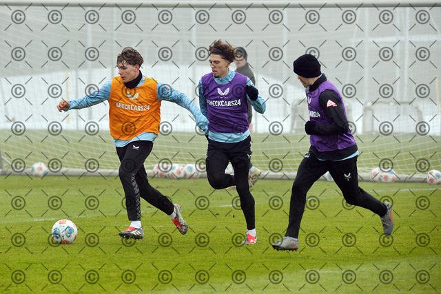 RGE_7303b | Hertha BSC, 2.Bundesliga, Herren, Training, Saison 2025/26,  von li.  Kennet Eichhorn ( Hertha BSC ), Soufian Gouram ( Hertha BSC ), Dienstag, 13.01. 2026    Fotograf:  Ralf Gebhardt - Realisiert mit Pictrs.com