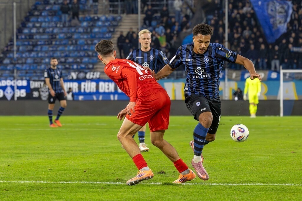 Fußball, Badischer Pokal 2025/26, Viertelfinale: Waldhof Mannheim gegen FC-Astoria Walldorf | Fußball, Badischer Pokal 2025/26, Viertelfinale: Waldhof Mannheim gegen FC-Astoria Walldorf***Bild: Samuel Abifade (17, Mannheim) lässt sich bei seinem dynamischen Vorstoß nicht aufhalten - Realisiert mit Pictrs.com
