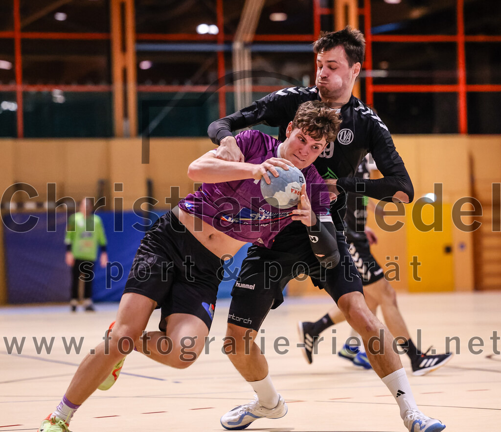 2024-11-09_055_SpVgg_Altenerding_gegen_TV_Altoetting | Erding, Deutschland, 09.11.2024:Handball, Bezirksoberliga Männer 2024 / 2025, 6. Spieltag, SpVgg Altenerding gegen TV Altötting, Endergebnis: 26:22Tim Steininger (SpVgg Altenerding, #10), Johannes Resch (TV Altötting, #39)Foto: Christian Riedel / fotografie-riedel.net