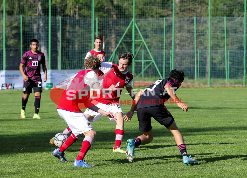 AUSTRIA U15 - MEXICO U15 | Austin Anguiano (Mexico #20) MARCEL STÖHR (Austria #14) THOMAS SCHANDL (Austria #6) Derek Garcia (Mexico #8) ; AUSTRIA U15 - MEXICO U15 am 29.04.2022 in Arnoldstein
(Sportplatz), AUSTRIA, (Photo by Ernst Krawagner sport-fan.at) - Realisiert mit Pictrs.com