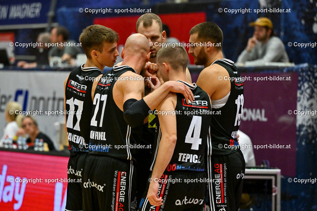 AUT, BSL, Basketball Gmunden Swans vs Flyers Wels | 01.11.2023, Raiffeisen Sportpark Gmunden, AUT, BSL, Gmunden Swans vs Flyers Wels, im Bild Team Flyers Wels


// BSL, Basketball Super League Match between Gmunden Swans and Flyers Wels in Gmunden, Austria on 2023/11/01