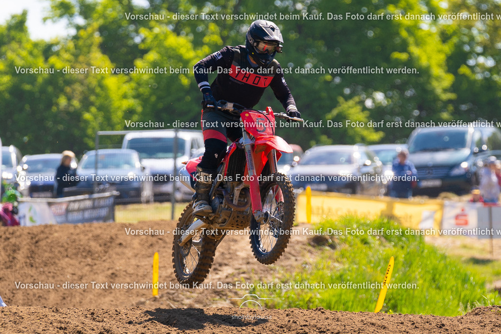 20260517_Templin-5956 | Sportfotografin aus Berlin-Brandenburg mit Fokus auf Motocross. Ich halte deine sportliche Leistung und echte Emotionen auf und neben der Strecke professionell fest. Entdecke die Fotos von deinem Rennen und bestelle sie direkt hier im Shop.