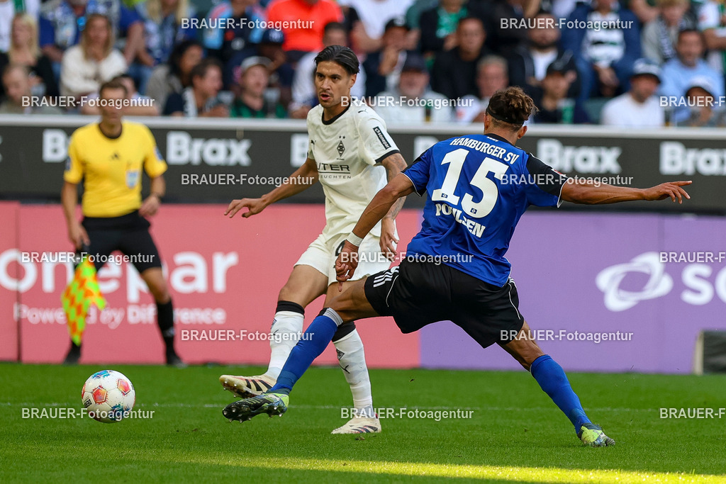 Borussia Mönchengladbach vs Hamburger SV - Bundesliga  | Mönchengladbach, Deutschland, 24.08.25:   Kevin Diks (Borussia Mönchengladbach) und Yussuf Poulsen (Hamburger SV) im Kampf um den Ball waehrend des Spiels der Bundesliga zwischen Borussia Mönchengladbach vs Hamburger SV im Stadion im Borussia Park(Foto von Brauer-Fotoagentur / Adrian Schlueter)