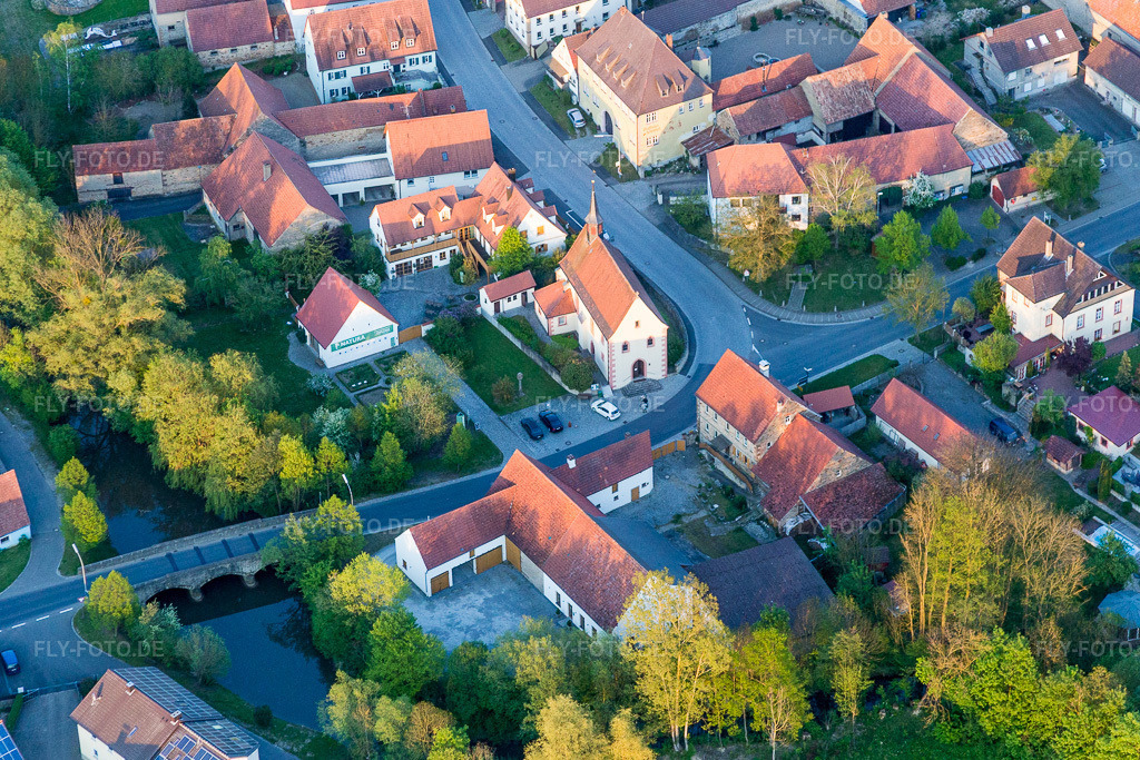Luftbild: Kirchengebäude im Dorfkern im Ortsteil Laub in Prichsenstadt im Bundesland Bayern in Deutschland. Foto: IMG_088102.jpg vom 06.05.2016 durch Werner Riehm/FLY-FOTO.de