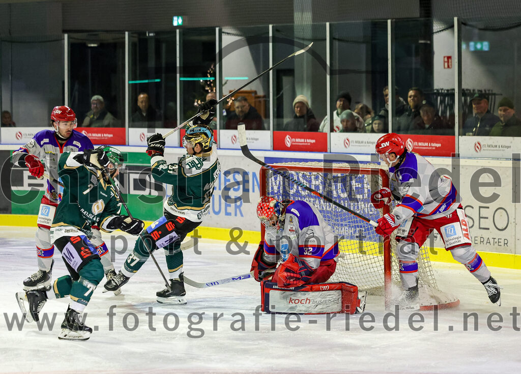 2025-11-30_121_TSV_Erding_gegen_EC_Peiting | Erding, Deutschland, 30.11.2025:Eishockey, Oberliga Süd 2025 / 2026, 22. Spieltag, TSV Erding gegen EC Peiting, Endergebnis: 5:1Louis Trattner (Erding Gladiators, #7), Thomas Matheson (Erding Gladiators, #37), Torwart Andreas Magg (EC Peiting, #32)Foto: Christian Riedel / fotografie-riedel.net