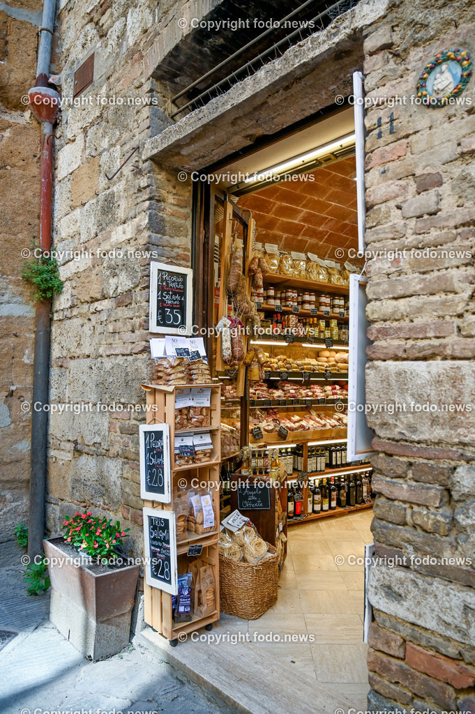 Italien_ Toskana_ San Gimignano_ 31.05.2024-159 | 31.05.2024, Italien, ITA, Toskana, San Gimignano im Bild Stadtansichten Gebäude, Architektur, Touristen, Historisch, Souvenir, Ansichten der berühmten Stadt San Gimignano in der Toskana-Italien - View of the famous town San Gimignano in Tuscany-ItalySan Gimignano ist eine italienische Kleinstadt in der Toskana mit einem mittelalterlichen Stadtkern. San Gimignano wird auch die Stadt der Türme genannt. Die Stadt liegt in der Provinz Siena. Sie gehört neben Florenz, Siena und Pisa zu den von Touristen meist besuchten Zielen in der Toskana.