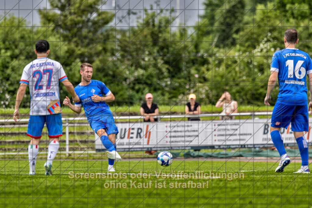 20250601_151050_0052-Bearbeitet | #,1.FC Eislingen (blau) vs. AC Catania Kirchheim (weiß), Fußball, Bezirksliga - Bezirk Neckar/Fils, 29. Spieltag, Saison 2024/2025, Rasenplatz, Eichbachstation, Haldenstraße, 73054 Eislingen, 01.06.2025 - 15:00 Uhr,Foto: PhotoPeet-Sportfotografie/Peter Harich