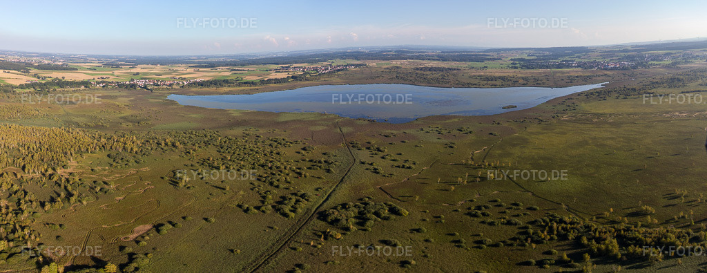 Luftbild: Uferbereiche am Seegebiet des Federsee in Bad Buchau im Bundesland Baden-Württemberg in Deutschland. Foto: IMG_128819-Pano.jpg vom 03.09.2021 durch Werner Riehm/FLY-FOTO.deAuflösung des Originals: 8247 x 3184 px