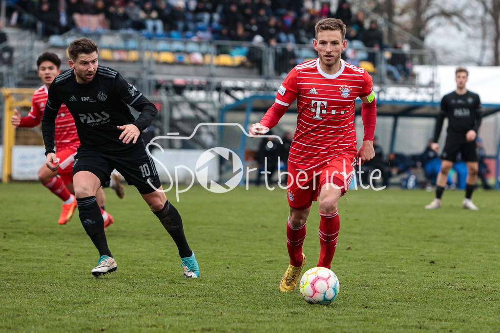 SV Vikoria Aschaffenburg - FC Bayern Amateure | Benjamin BAIER (SVVA #10) im Duell mit Timo KERN (FCB #10)
