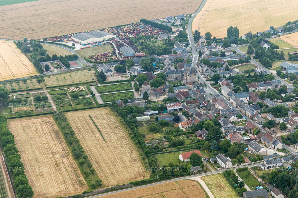 Aerial view: View of the town in Talcy in the state Loir et Cher, France. – Photo: IMG_101260.jpg taken on 06/25/2017 by Werner Riehm/FLY-FOTO.com – Resolution of the original: 5472 x 3648 px