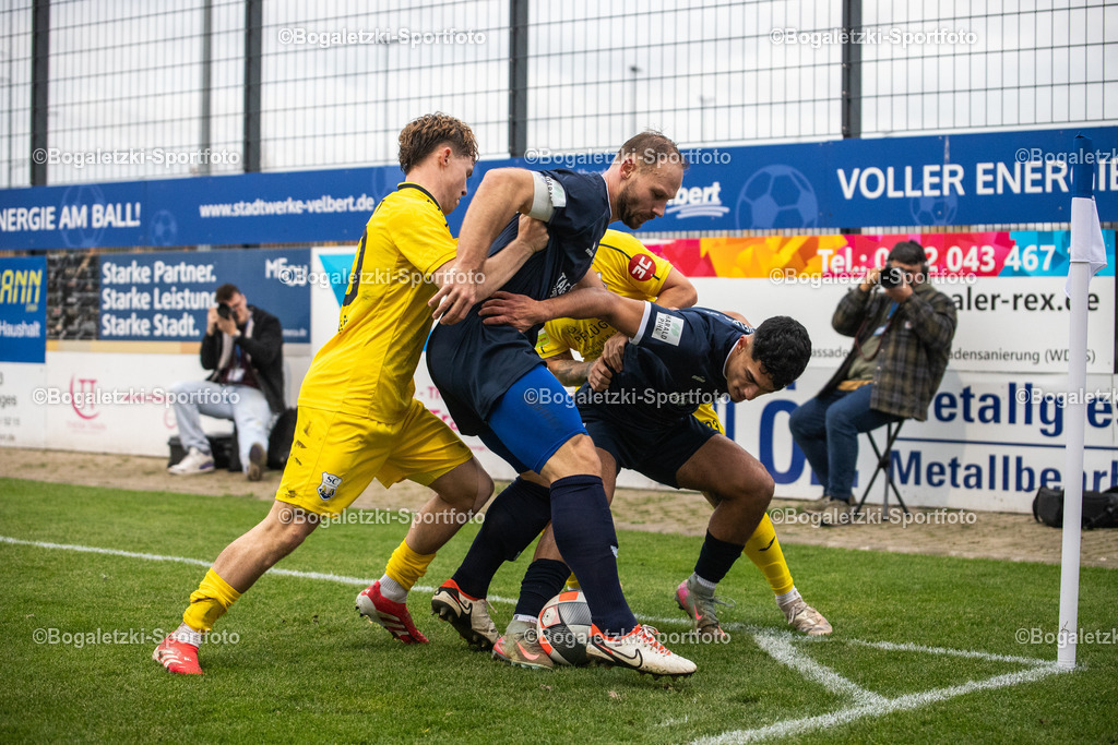 Fußball oder Rugby? | 08.11.2025, Fußball, Regionalliga West, SSVg Velbert - SC Wiedenbrück: Baran Seker (SSVg Velbert #7) und Felix Herzenbruch (SSVg Velbert #3) schirmen den Ball vor Konstantin Gerhardt (SC Wiedenbrück #20) und Daniel Sanchez Ruiz Diaz (SC Wiedenbrück #33) ab - Realisiert mit Pictrs.com