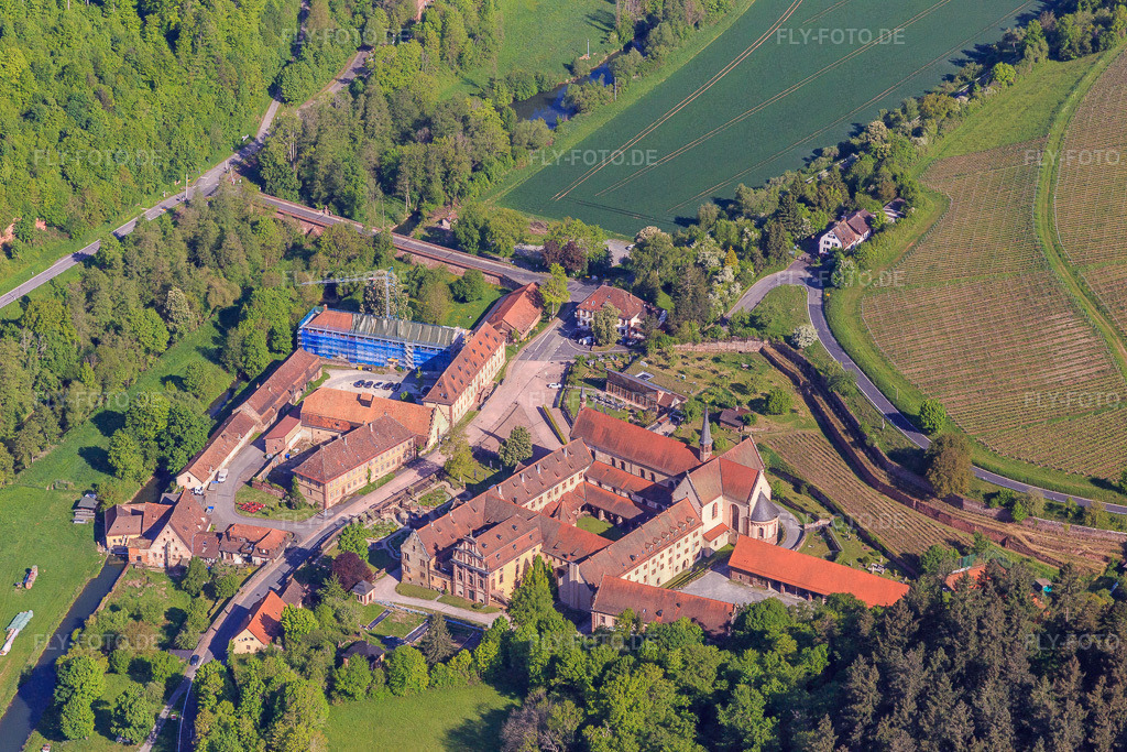 Hotel Kloster Bronnbach mit Abteigarten, Abteikirche Mariä Himmelfahrt und Missionare d. Heiligen Familie Kloster Bronnbach aus Süden http://www.kloster-bronnbach.de/ http://www.hotel-kloster-bronnbach.de/ http://www.bronnbach.com/ https://mission-ms | Luftbild: Hotel Kloster Bronnbach mit Abteigarten, Abteikirche Mariä Himmelfahrt und Missionare d. Heiligen Familie Kloster Bronnbach aus Süden http://www.kloster-bronnbach.de/ http://www.hotel-kloster-bronnbach.de/ http://www.bronnbach.com/ https://mission-msf.de/ im Ortsteil Bronnbach in Wertheim im Bundesland Baden-Württemberg in Deutschland. Foto: IMG_146586.jpg vom 10.05.2025 durch Werner Riehm/FLY-FOTO.de - Realisiert mit Pictrs.com