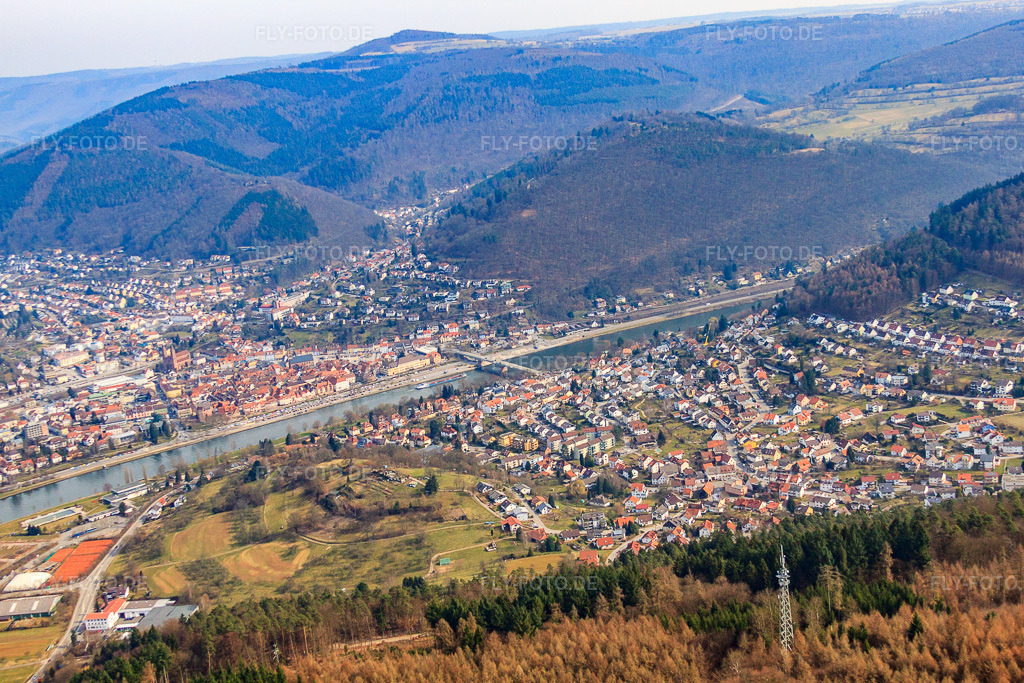 Luftbild: Stadtansich am Neckarufer von Südwesten im Ortsteil Neckarwimmersbach in Eberbach im Bundesland Baden-Württemberg in Deutschland. Foto: IMG_38038.jpg vom 12.03.2011 durch Werner Riehm/FLY-FOTO.de