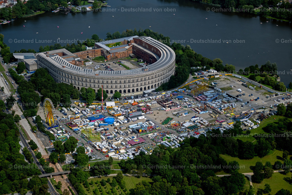 4047425 | NüRNBERG 21.08.2021 Die unvollendete NS Kongresshalle auf dem Reichsparteitagsgelände Nürnberg im Bundesland Bayern. Der nationalsozialistische Monumentalbau am am Dutzendteich in beherbergt das Dokumentationszentrum und steht unter Denkmalschutz. // The unfinished NS Congress Hall at the Reichsparteitags area in Nuernberg in the state Bavaria. The National Socialist Monumental Building on the Dutzendteich is home to the Documentation Center and is a protected monument. Foto: Gerhard Launer