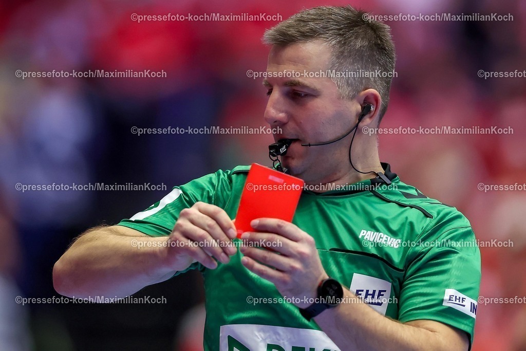 EHF20012602104 | 20.01.2026, Handball, Men's EHF EURO 2026, Dänemark - Portugal, Jyske Bank Boxen in Herning, Dänemark, Preliminary Round: Rote Karte für  Victor Manuel Iturriza Alvarez (Portugal #08) nach Foulspiel an  Mathias Gidsel (Denmark #19) 