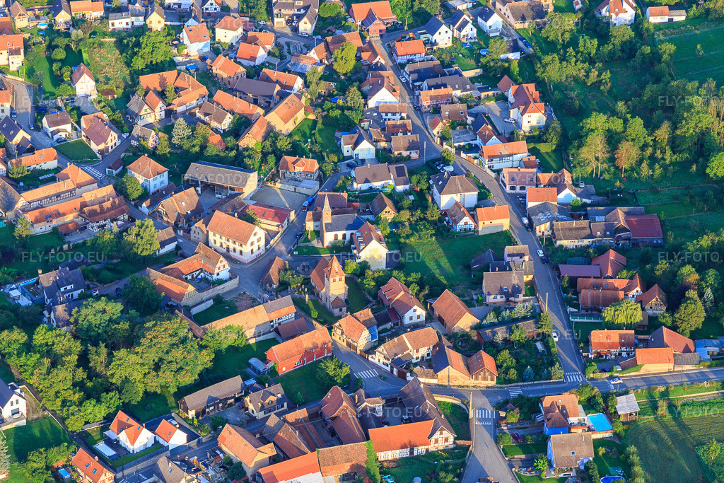 Vue aérienne: Centre du village avec église, école primaire et mairie à Wintzenheim-Kochersberg dans le département Bas Rhin, France – .Photo: IMG_138036.jpg prise le 19/08/2023 par Werner Riehm/FLY-FOTO.eu – Résolution de l'original: 5262 x 3508 px
