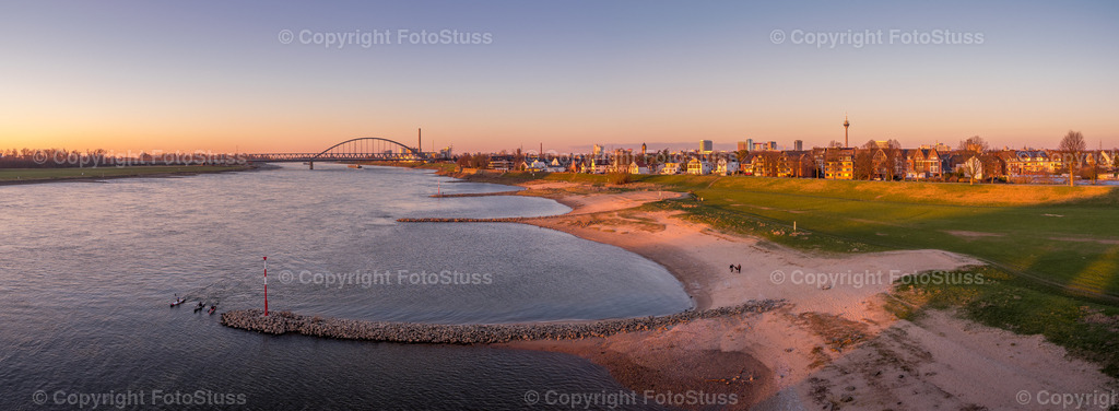 Panorama vom Rhein in Düsseldorf am Abend zum Sonnenuntergang | Panorama am Rheinufer von Düsseldorf Hamm zum Sonnenuntergang. - Realisiert mit Pictrs.com