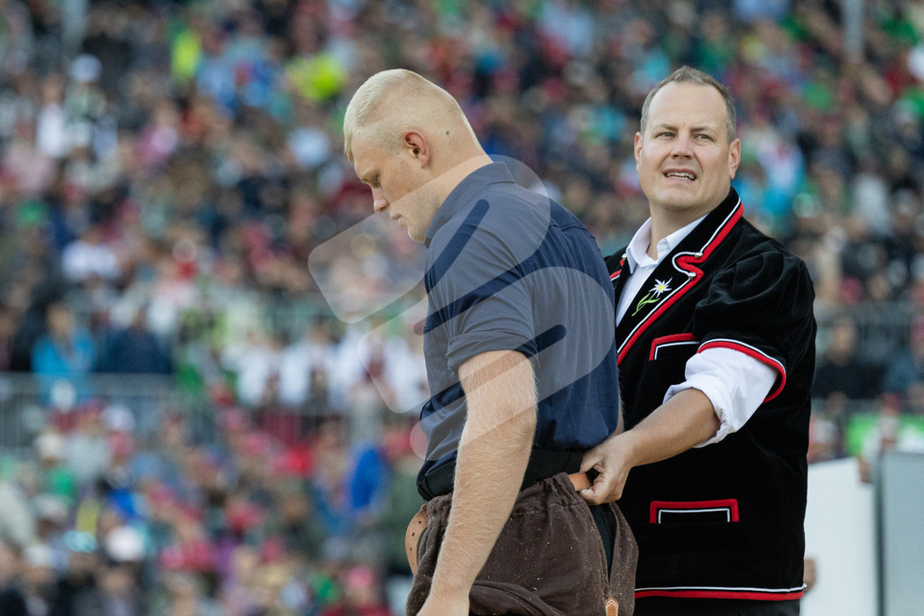 ESAF2025_05Gang_5819 | Die Schwinger des Schwyzer Kantonalen Schwingerverbandes: Fotos, die Dynamik und Leidenschaft festhalten, sowie emotionale Momente aus dem traditionellen Schwingsport zeigen. - Realisiert mit Pictrs.com