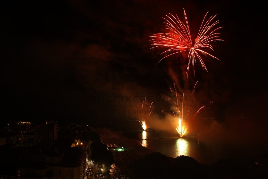 Ferragosto Fireworks in Grado, Italy | GRADO, ITALY, 15.AUG.26 - FIREWORKS - Ferragosto fireworks over the Adriatic Sea in Grado, Italy. Colorful fireworks light up the night sky above the beach, coastline and waterfront during the traditional summer celebration. - Realisiert mit Pictrs.com