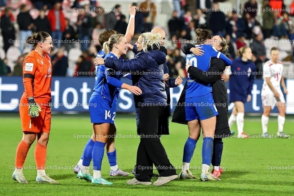 xSSC28032501035 | 28.03.2025, xsscx, Frauen Fußball, 1. FC Köln - FC Carl Zeiss Jena, 1. Fußball Bundesliga, Franz-Kremer-Stadion, Saison 2024 2025: Die Spielerinnen vom FC Carl Zeiss Jena feiern den Sieg nach dem Spiel DFB regulations prohibit any use of photographs as image sequences and or quasi-video.