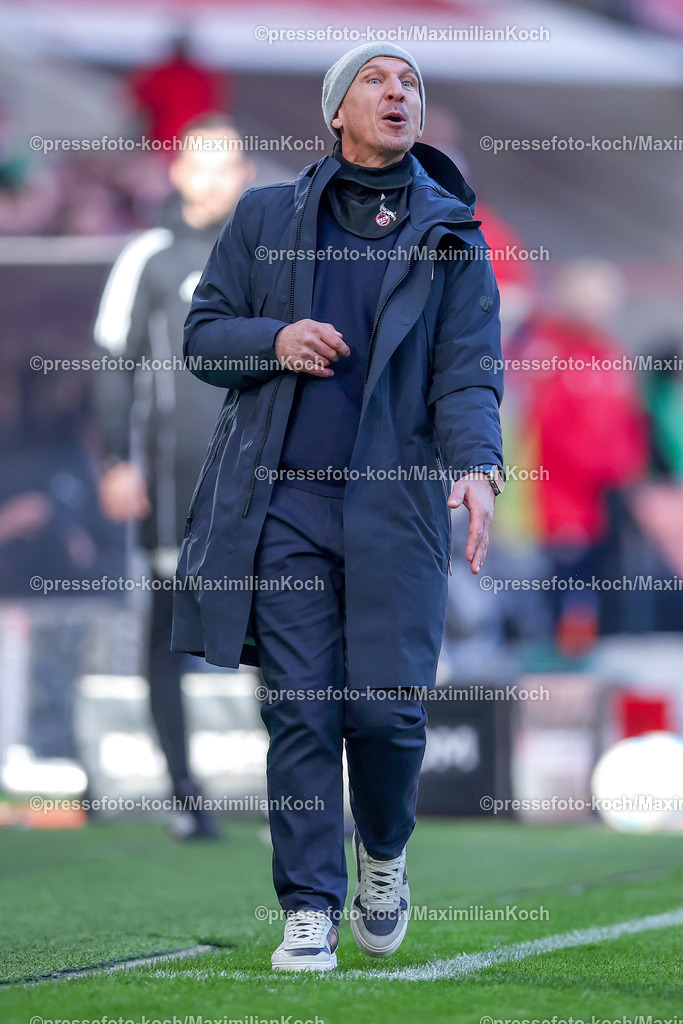 1FC30112402110 | 30.11.2024, Fußball, 1. FC Köln - Hannover 96, 2. Fußball Bundesliga, RheinEnergieSTADION, Saison 2024 2025: Trainer Gerhard Struber (Cheftrainer 1.FC Köln) steht gestikulierend am SpielfeldrandDFB regulations prohibit any use of photographs as image sequences and or quasi-video.