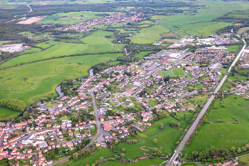 Luftbild: Ortsansicht von Nordwesten in Sarralbe im Bundesland Moselle in Frankreich. Foto: IMG_140517.jpg vom 30.04.2024 durch Werner Riehm/FLY-FOTO.de