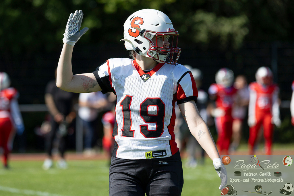 GFLW 1: German Football League Women 1: Rodgau Pioneers Ladies - Stuttgart Scorpions Sisters, 07.06.2026 | Maren Gruber (Stuttgart Scorpions Sisters #19) hebt den Arm, Freisteller, Portrait / Porträt, Rodgau Pioneers Ladies - Stuttgart Scorpions Sisters, Rodgau, Maingau-Energie-Stadion "Am Weichsee", 7.6.2026 - Realisiert mit Pictrs.com