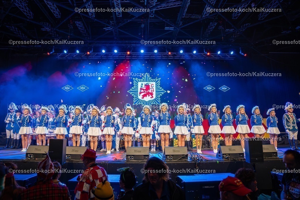 KKU25012501005 | 25.01.2025, xkkux, Düsseldorf, Karnevalsveranstaltung - Die Lachende in der Mitsubishi Electric HALLE. Auftritt der Prinzengarde der Stadt Düsseldorf "Blau-Weiss"