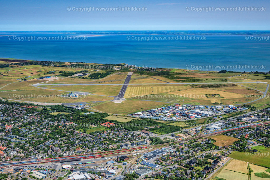 Sylt_Westerland_Flugplatz_Airport_ELS_4919210625 | SYLT 21.06.2025 Start- und Landebahnen mit Rollwegen Hangaranlagen und Terminals auf dem Gelände des Flughafen Westerland auf der Insel Sylt im Bundesland Schleswig-Holstein, Deutschland. // Runway with hangar taxiways and terminals on the grounds of the airport Westerland at the island Sylt in the state Schleswig-Holstein, Germany. Foto: Martin Elsen