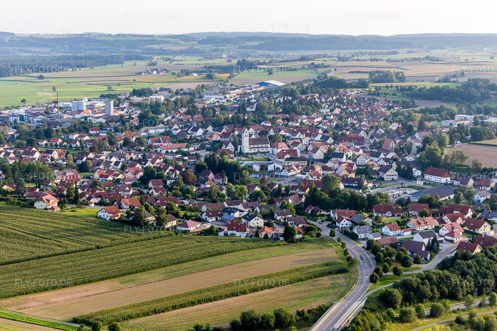Luftbild: Ortsansicht der Straßen und Häuser der Wohngebiete in Ostrach im Bundesland Baden-Württemberg in Deutschland. Foto: IMG_102921.jpg vom 26.08.2017 durch Werner Riehm/FLY-FOTO.de