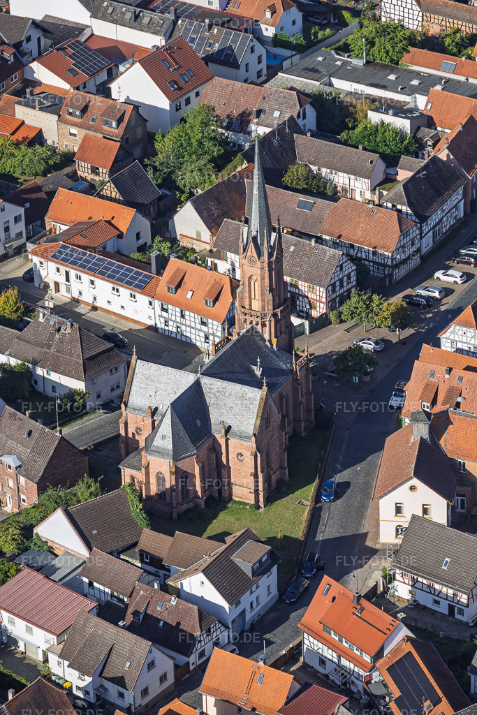 Luftbild: Evangelische Kirche Langstadt im Ortsteil Langstadt in Babenhausen im Bundesland Hessen in Deutschland. – Foto: IMG_159303.jpg vom 22.09.2026 durch Werner Riehm/FLY-FOTO.de – Auflösung des Originals: 4000 x 6000 px – Kirche Langstadt