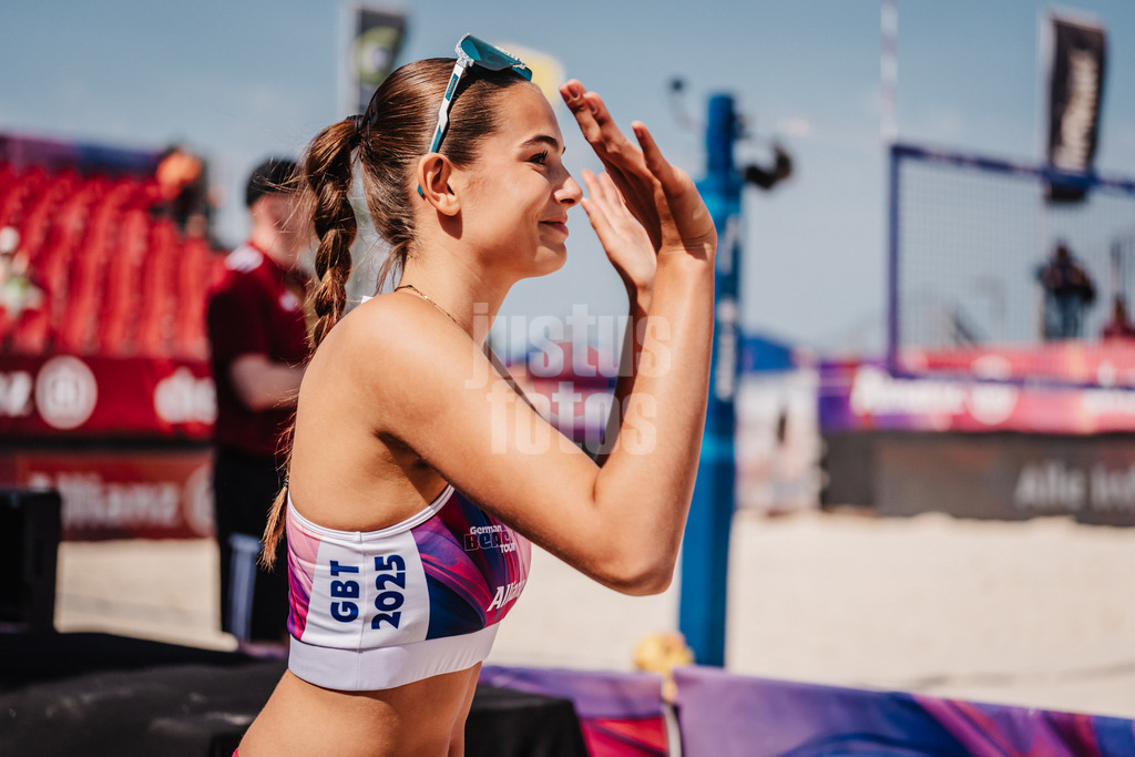 Beachvolleyball | Frauen | Allianz German Beach Tour 2025 | Tourstop Bremen | 13.06.2025 | Rika Dieckmann läuft in die Arena ein