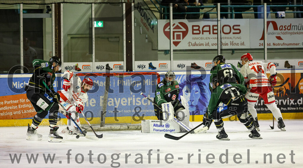 2023-03-10_086_TSV_Erding_gegen_TEV_Miesbach | Erding, Deutschland, 10.03.2023:
Eishockey, Bayernliga Playoffs 2022 / 2023, Halbfinale, TSV Erding gegen TEV Miesbach, Endergebnis: 2:0

Michael Trox (Erding Gladiators, #86), Maximilian Hüsken (TEV Miesbach, #65), Torwart Christoph Schedlbauer (Erding Gladiators, #31), Philipp Michl (Erding Gladiators, #77), Roni Rukajärvi (Erding Gladiators, #61), Patrick Asselin (TEV Miesbach, #16)

Foto: Christian Riedel / fotografie-riedel.net