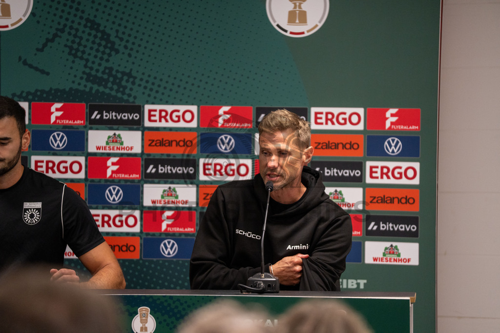 SG Sonnenhof Großaspach vs. Arminia Bielefeld, Fussball, DFB-Pokal, 1. Runde, 22.08.2026 | Oliver Kirch (Cheftrainer Arminia Bielefeld),SG Sonnenhof Großaspach vs. Arminia Bielefeld, Fussball, DFB-Pokal, 1. Runde, 22.08.2026,DFB regulations prohibit any use of photographs as image sequences and/or quasi-video