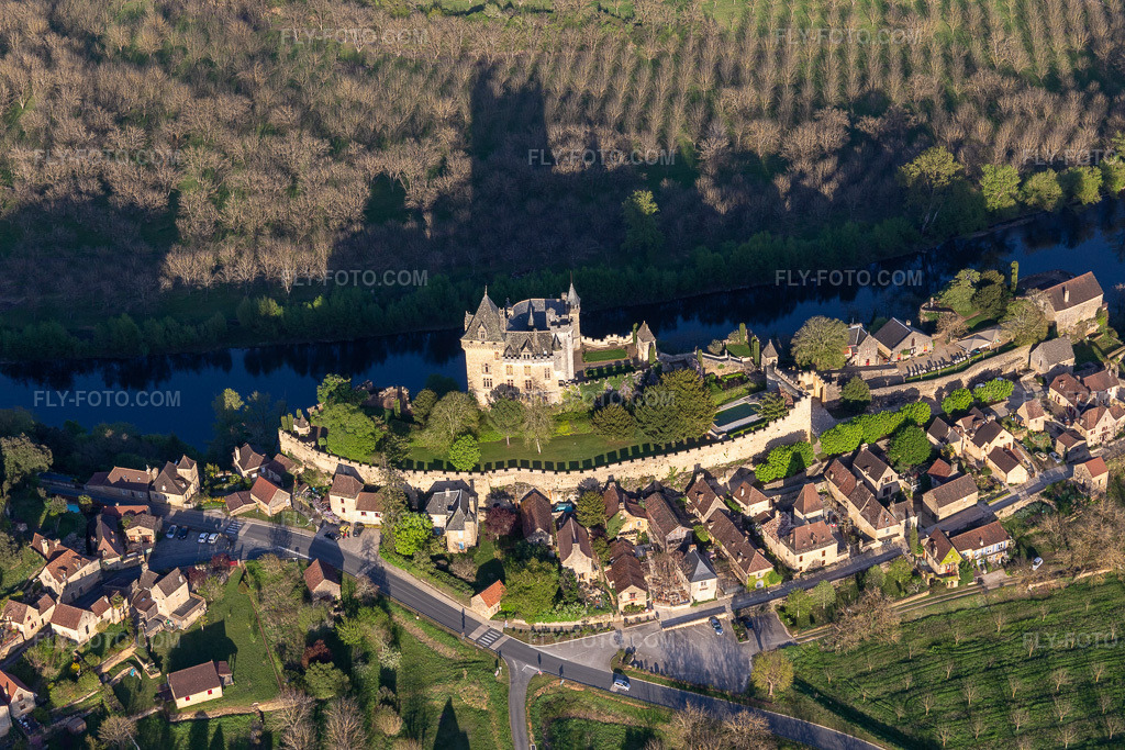 Aerial view: Montfort in Vitrac in the state Dordogne, France. – Photo: IMG_113600.jpg taken on 04/16/2019 by Werner Riehm/FLY-FOTO.com – Resolution of the original: 5472 x 3648 px