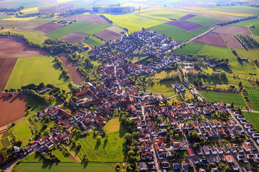 Luftbild: Dorfübersicht aus Westen im Ortsteil Habitzheim in Otzberg im Bundesland Hessen in Deutschland. Foto: IMG_088718.jpg vom 20.05.2016 durch Werner Riehm/FLY-FOTO.de