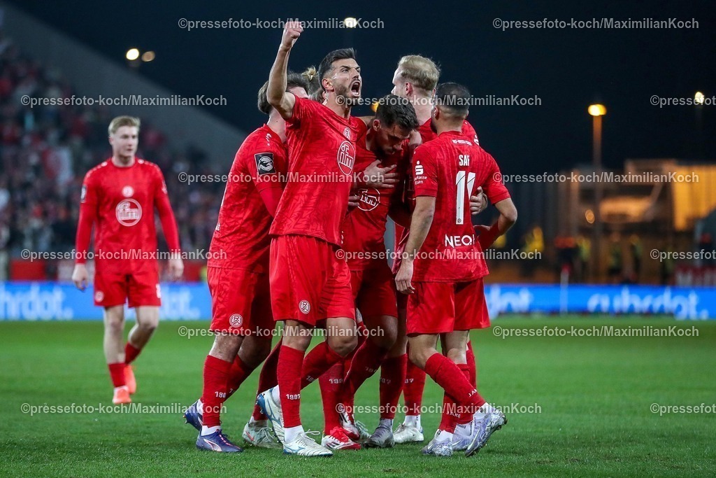 RWE09032501026 | 2025.03.09, Fußball, 3.Liga, Rot-Weiss Essen - SV Waldhof Mannheim, Stadion Hafenstraße, Saison 2024 2025: Torjubel nach dem 1:o durch Torschütze Ahmet Arslan (RWE #6)DFB regulations prohibit any use of photographs as image sequences and or quasi-video.