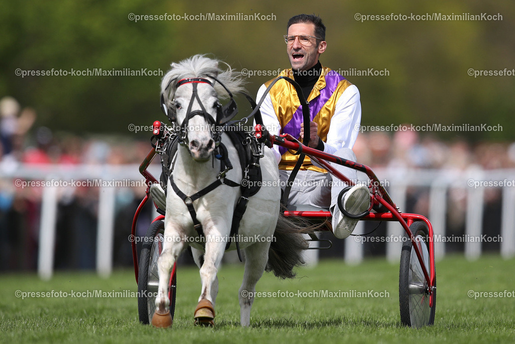 Han010523xx052 | 01.05.2023, Hannover, Galopprennbahn Langenhagen Neue Bult, Hannover 96 Renntag auf der Pferderennbahn. Assistenztrainer Andre Mijatovic siegt im Sulky bei der Minitraber Trainer-Trophy mit Pony Paco.