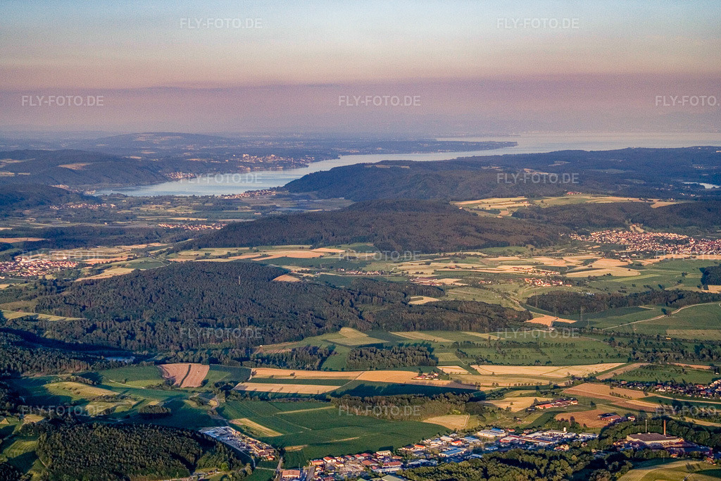Luftbild: Blick aus Westen bis zum Bodensee in Aach im Bundesland Baden-Württemberg in Deutschland. Foto: IMG_11416.jpg vom 04.07.2008 durch Werner Riehm/FLY-FOTO.de