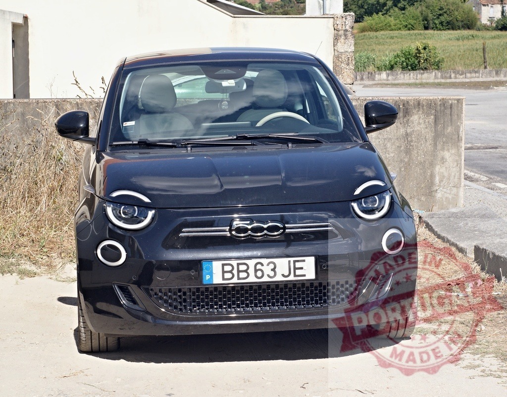 Black electric Fiat 500e city car outdoors | Black Fiat 500e electric car parked outdoors, representing sustainable urban transport - Realized with Pictrs.com
