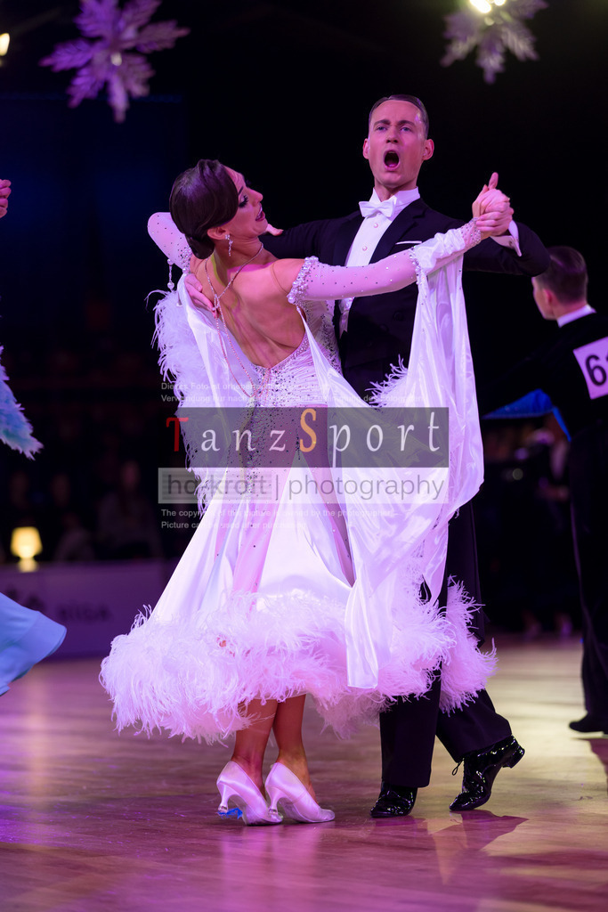 20241215_WDSF_Int_Open_Std-Riga-9077 | Tanzsportbilder, Standardtanz, Lateintanz, WDSF, DTV, LTVB, dancecomp, goc, hessen tanzt, blaues band der spree, walzer, tango, wiener walzer, slowfox, quickstepp, samba, rumba, cha-cha-cha, paso doble. jive, hd-kroft photography, turniertanzsport
