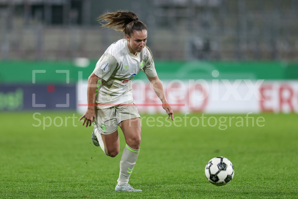 Fussball, DFB-Pokal Frauen, SGS Essen - SV Werder Bremen | Maja Sternad (SV Werder Bremen, 11) am Ball, Freisteller, Einzelbild, Ganzkörper, Aktion, Action, Spielszene, DIE DFB-RICHTLINIEN UNTERSAGEN JEGLICHE NUTZUNG VON FOTOS ALS SEQUENZBILDER UND/ODER VIDEOÄHNLICHE FOTOSTRECKEN. DFB REGULATIONS PROHIBIT ANY USE OF PHOTOGRAPHS AS IMAGE SEQUENCES AND/OR QUASI-VIDEO.