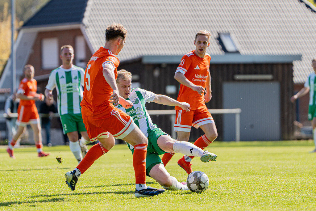 Fußball I Herren I Saison 2025-2026 I Bezirksliga Weser-Ems 4 I 29. Spieltag I TuS Lutten - SV Holdorf I 12337 | jns.sportfotos - Realisiert mit Pictrs.com