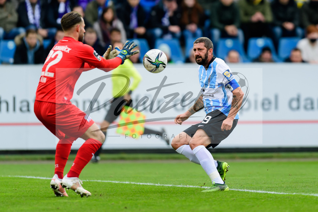 OSNTSV20211106_044 | Fussball, Herren: Torwart Philipp Kühn (VfL Osnabrueck) und Sascha Moelders (TSV 1860 Muenchen) im Zweikampf bei dem Spiel der 3. Liga zwischen VfL Osnabrueck und TSV 1860 Muenchen im Stadion an der Bremer Bruecke am 06.11.2021 in Osnanbrueck, Deutschland.DFB / DFL REGULATIONS PROHIBIT ANY USE OF PHOTOGRAPHS AS IMAGE SEQUENCES AND/OR QUASI-VIDEO. - Realisiert mit Pictrs.com