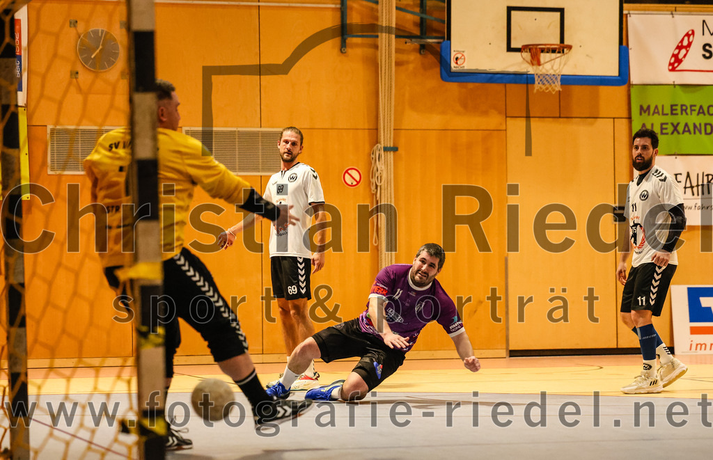 2024-03-09_073_SpVgg_Altenerding_gegen_SVW_Burghausen | Erding, Deutschland, 09.03.2024:
Handball, Bezirksoberliga Männer 2023 / 2024, 18. Spieltag, SpVgg Altenerding gegen SVW Burghausen, Endergebnis: 25:34

Torwart Alexander Langenfaß (SVW Burghausen, #1), Christian Loris (SpVgg Altenerding, #11), Christian Mihai Toth (SVW Burghausen, #11)

Foto: Christian Riedel / fotografie-riedel.net