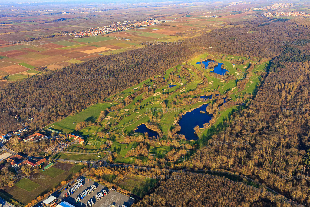 Luftbild: Golfanlage Landgut Dreihof - GOLF absolute im Winter in Offenbach an der Queich im Bundesland Rheinland-Pfalz in Deutschland. Foto: IMG_145327.jpg vom 02.02.2025 durch Werner Riehm/FLY-FOTO.deGolfanlage Landgut Dreihof in Essingen bei Landau | GOLF absolute Rotationsgolf®