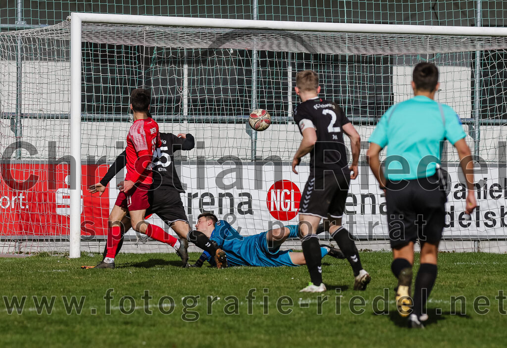 2024-02-24_083_FC_Schwaig_gegen_TSV_1880_Wasserburg | Oberding, Deutschland, 24.02.2024:
Fußball, 2. Runde Qualifikation TOTO-Pokal 2023 / 2024, 1. Spieltag, FC Schwaig gegen TSV 1880 Wasserburg, Endergebnis: 2:3

Leon Simeth (TSV 1880 Wasserburg, #11), Nils Ehret (FC Schwaig, #25), Torwart Philipp Strunk (FC Schwaig, #30), Tobias Jell (FC Schwaig, #2)

Foto: Christian Riedel / fotografie-riedel.net